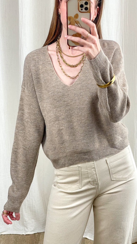 Pull court col V beige taupe en maille douce coupe ample femme, style casual chic automne hiver