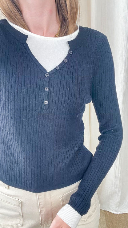 Pull col V bleu marine maille torsadée avec boutons, porté sur t-shirt blanc, style preppy femme automne hiver