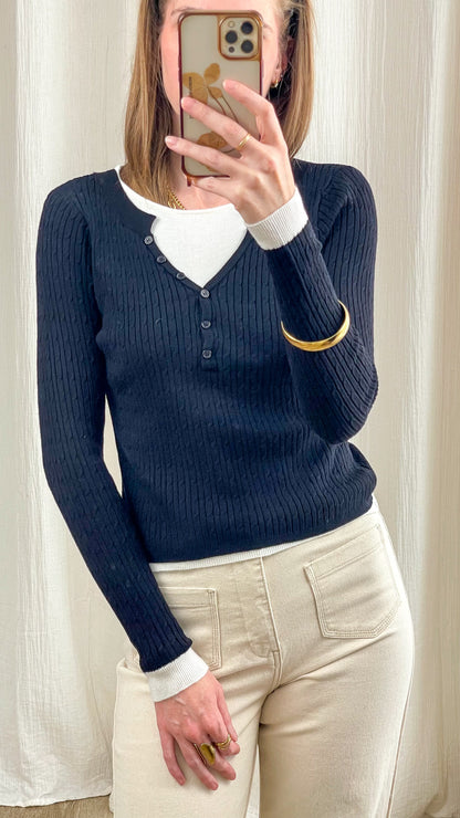 Pull col V côtelé bleu marine femme avec bordures blanches contrastantes et boutons, style preppy chic