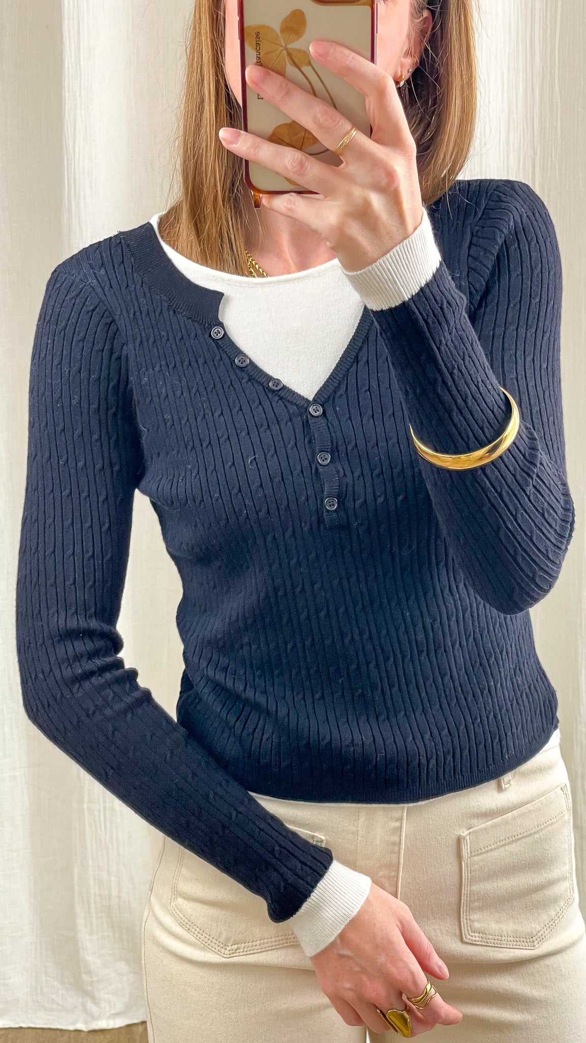 Pull col V bleu marine côtelé avec boutons et détails contrastés blancs femme style preppy classique