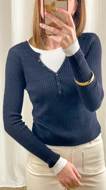 Pull col V bleu marine côtelé avec boutons et détails contrastés blancs femme style preppy classique