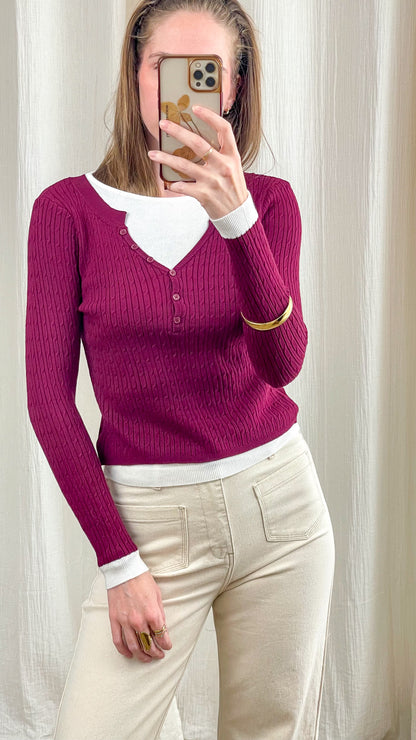 Pull col V bordeaux maille torsadée femme avec détails blancs contrastants style preppy chic
