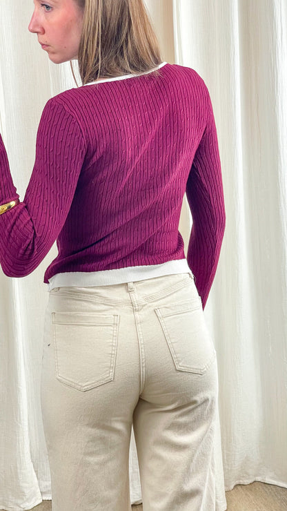 Pull femme maille torsadée violet magenta col contrasté blanc style preppy chic coupe ajustée manches longues