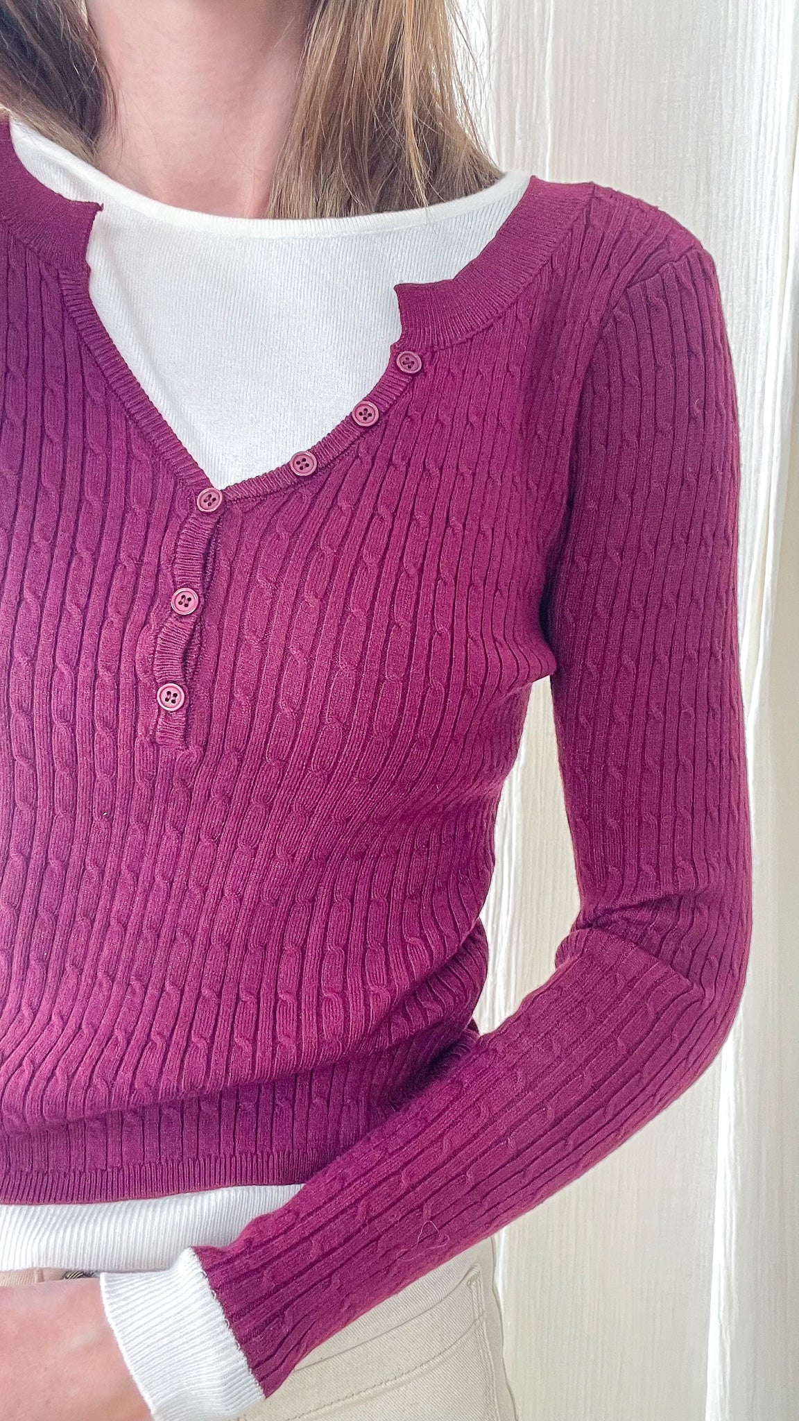 Pull col V bordeaux maille torsadée femme avec boutons décoratifs style preppy porté sur t-shirt blanc