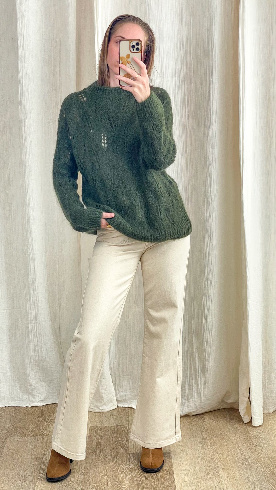 Pull ajouré vert forêt en mohair motif feuilles femme porté avec pantalon écru coupe flare