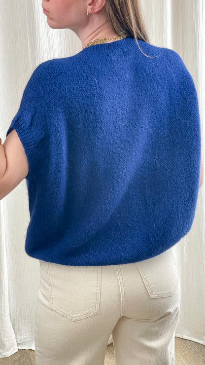 Pull manches courtes bleu roi femme en maille mohair douce coupe oversize porté avec pantalon beige