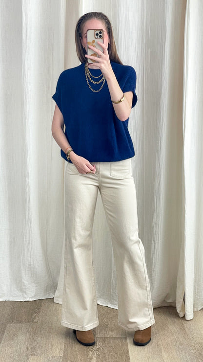 Pull manches courtes bleu marine femme coupe ample col rond style casual chic porté avec pantalon écru taille haute