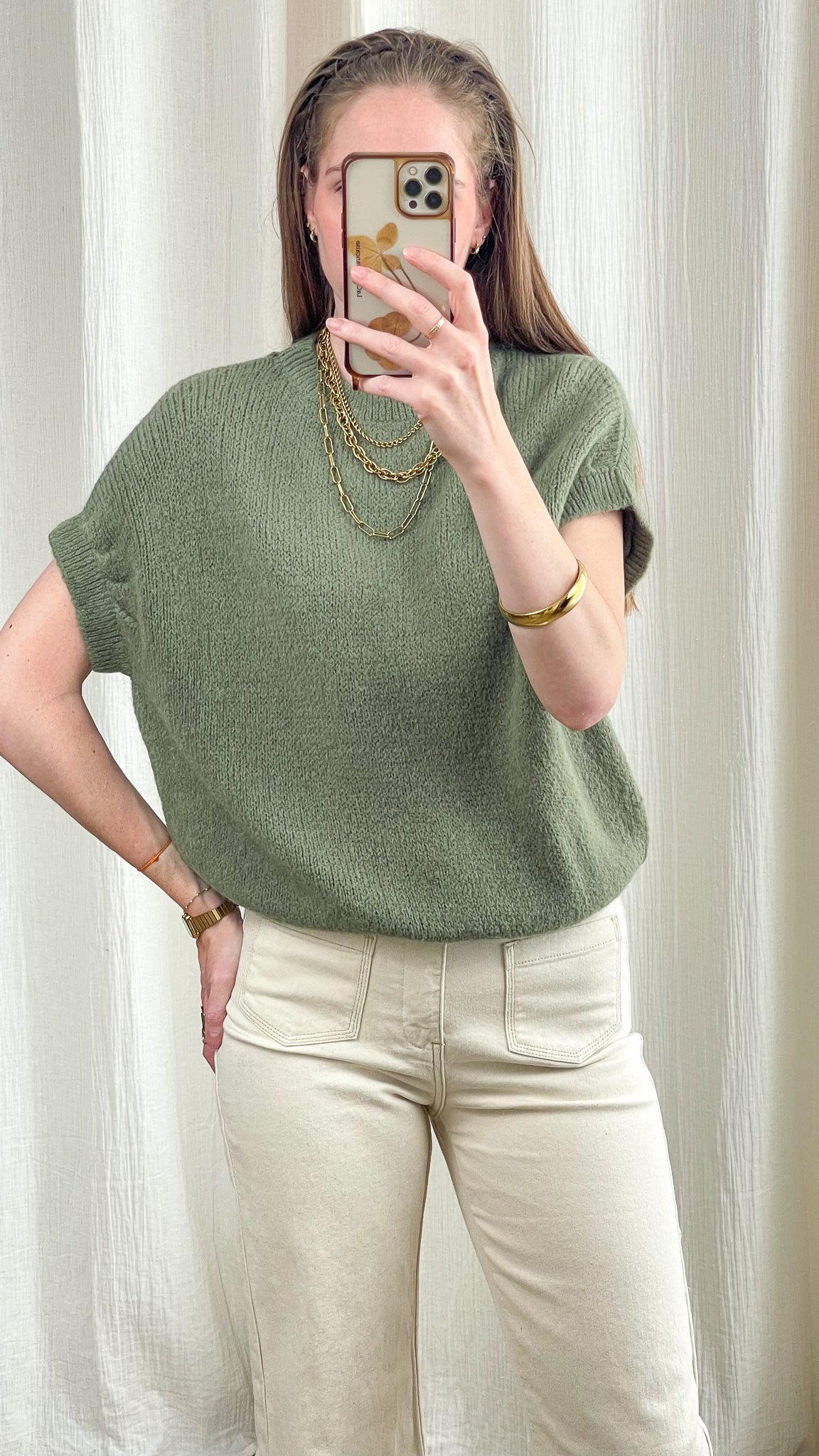 Pull manches courtes vert sauge femme en maille douce coupe loose style casual chic porté avec jean écru