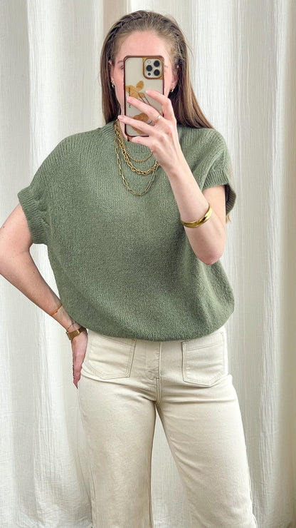 Pull manches courtes vert sauge femme en maille douce coupe loose style casual chic porté avec jean écru