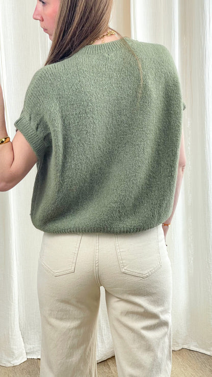 Pull manches courtes vert sauge femme en maille douce coupe ample style casual chic porté avec jean écru