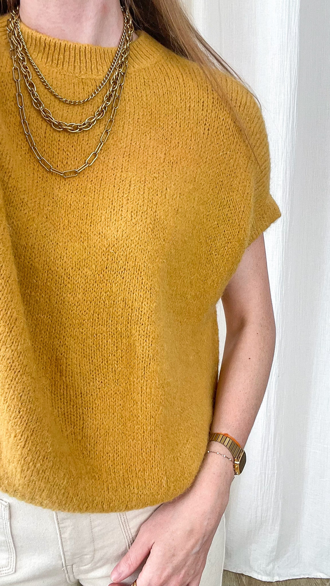 Pull manches courtes femme maille mohair jaune moutarde col rond coupe loose style minimaliste chic