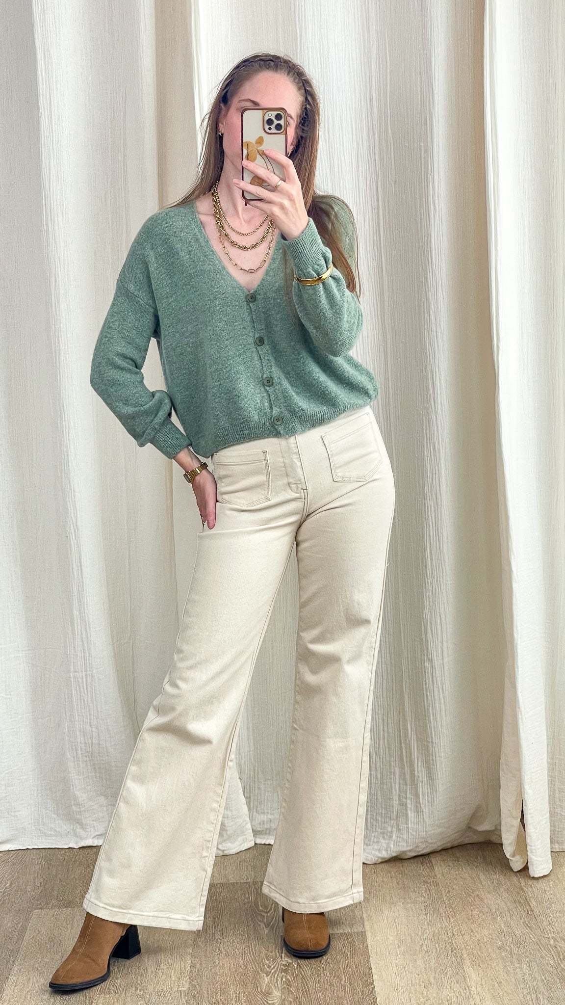Cardigan court vert sauge en baby alpaga boutonné col V femme porté avec pantalon écru taille haute