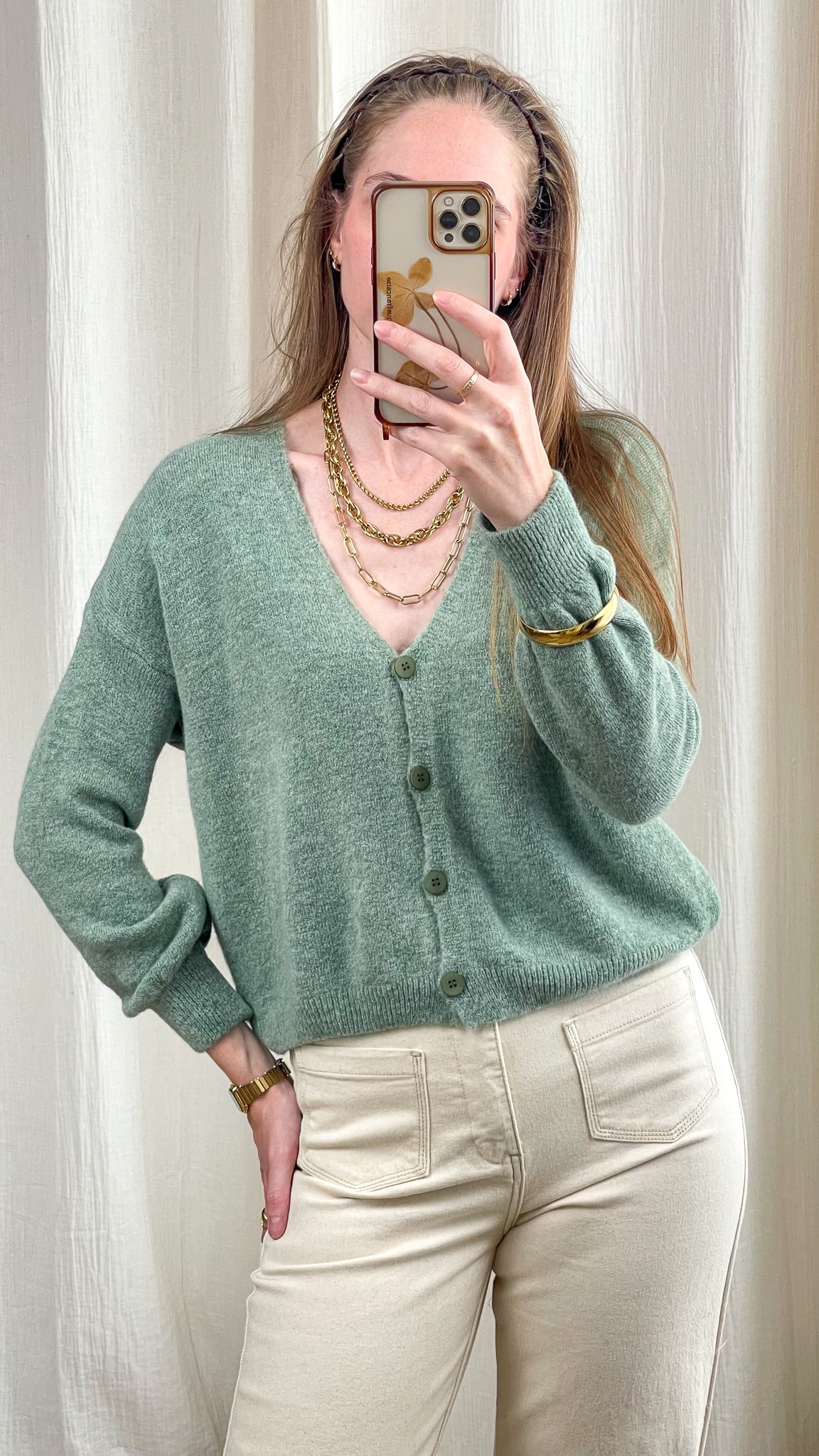 Cardigan court vert sauge en baby alpaga boutonné col V femme avec chaînes dorées