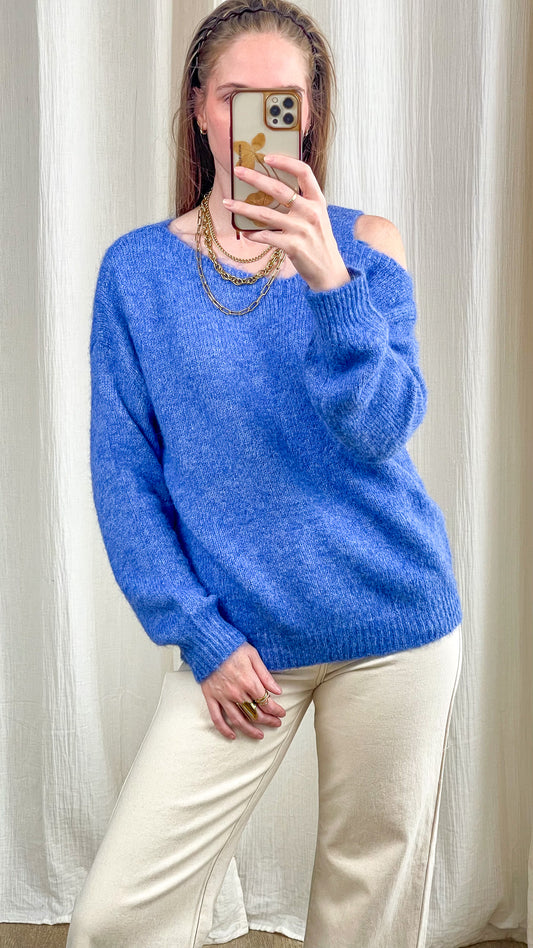 Pull femme oversize bleu lavande en maille douce épaule dénudée, style cosy chic hiver