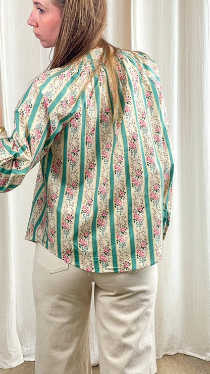Blouse fluide à rayures vertes et imprimé floral roses style cottage femme, manches bouffantes, col froncé
