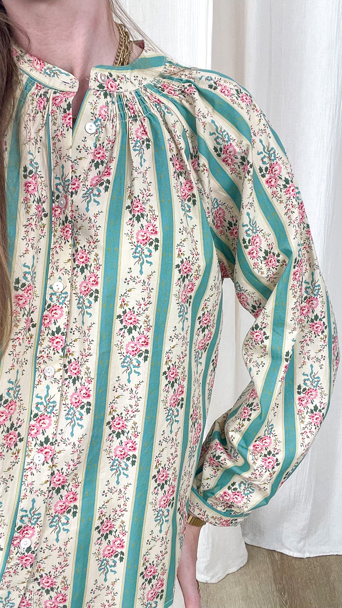 Blouse femme imprimé floral vintage rayures turquoise et roses col mao manches bouffantes style romantique