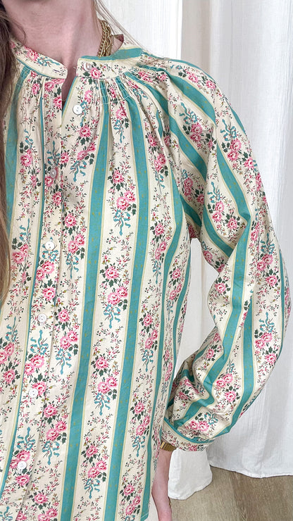 Blouse femme imprimé floral vintage rayures turquoise et roses col mao manches bouffantes style romantique