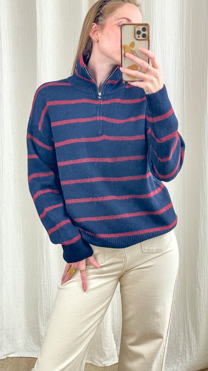 Pull col zippé bleu marine à rayures bordeaux coupe oversize femme - Pull Ebony en maille douce style preppy