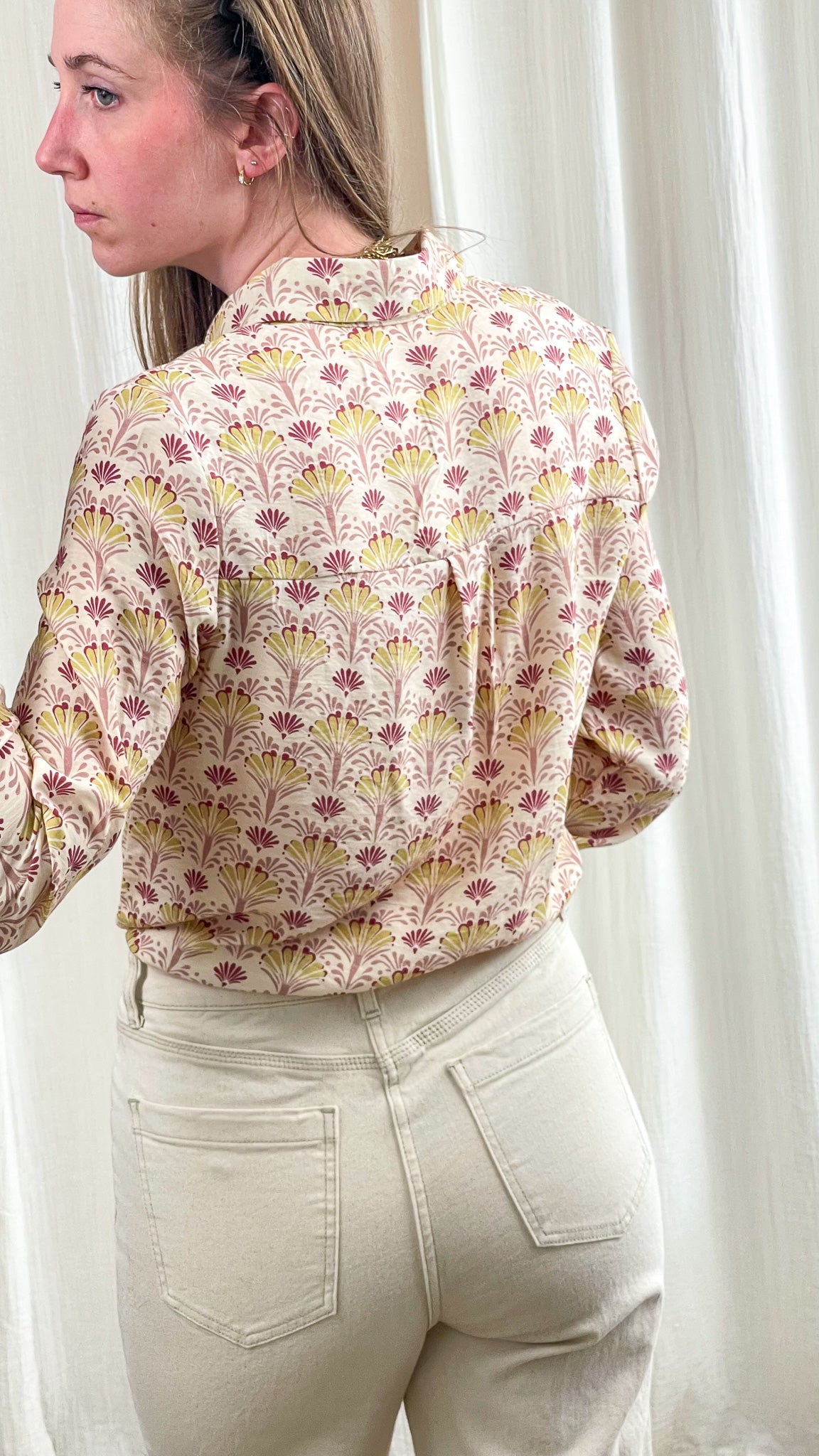 Chemise Nesra femme motif floral jaune et bordeaux coupe droite col montant style bohème chic