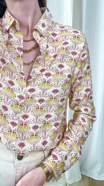 Chemise Nesra femme motif floral art déco jaune et bordeaux sur fond crème, coupe classique col pointu