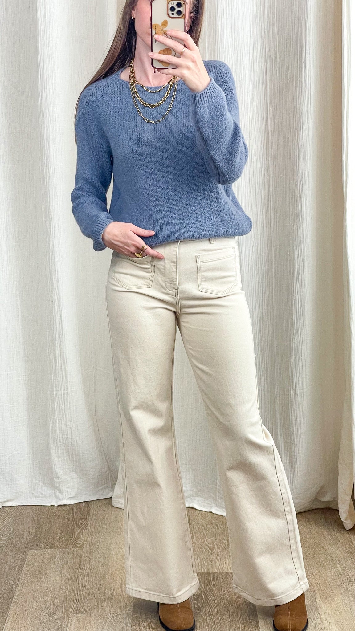 Pull femme maille douce bleu lavande col rond coupe ajustée, porté avec pantalon large écru style casual chic