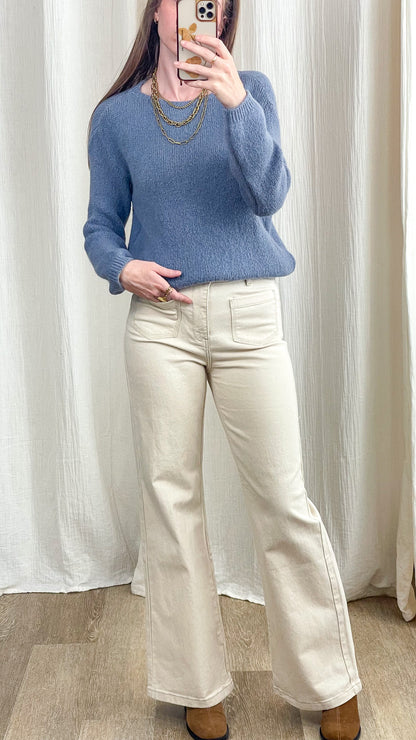 Pull femme maille douce bleu lavande col rond coupe ajustée, porté avec pantalon large écru style casual chic