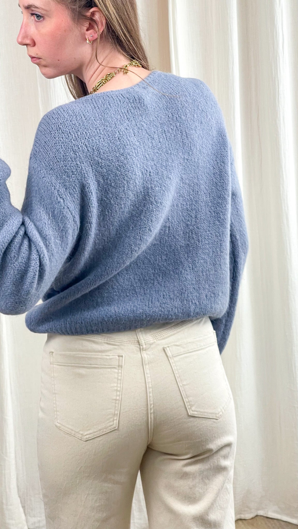 Pull femme bleu lavande en maille douce coupe ample manches longues, porté avec jean beige taille haute