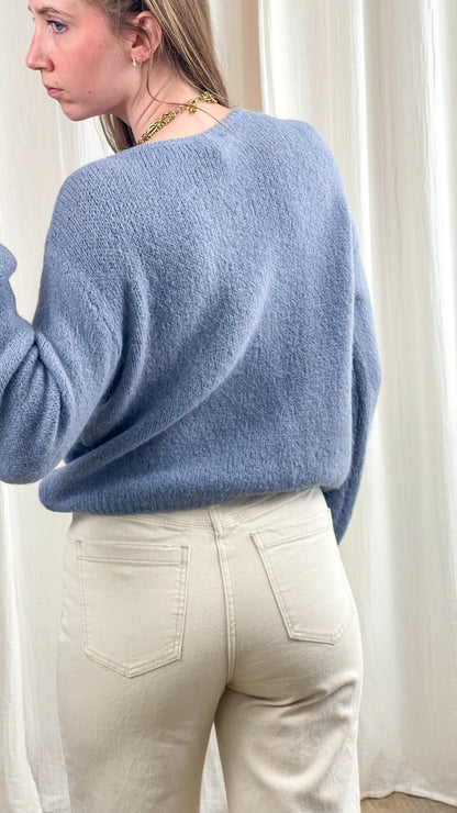 Pull femme bleu lavande en maille douce coupe ample manches longues, porté avec jean beige taille haute