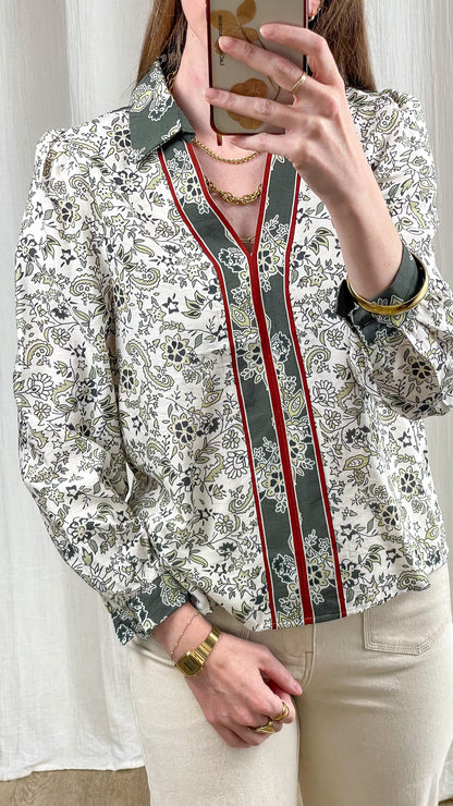 Chemise Lucie femme imprimé floral paisley vert et blanc avec liseré rouge col V style bohème chic