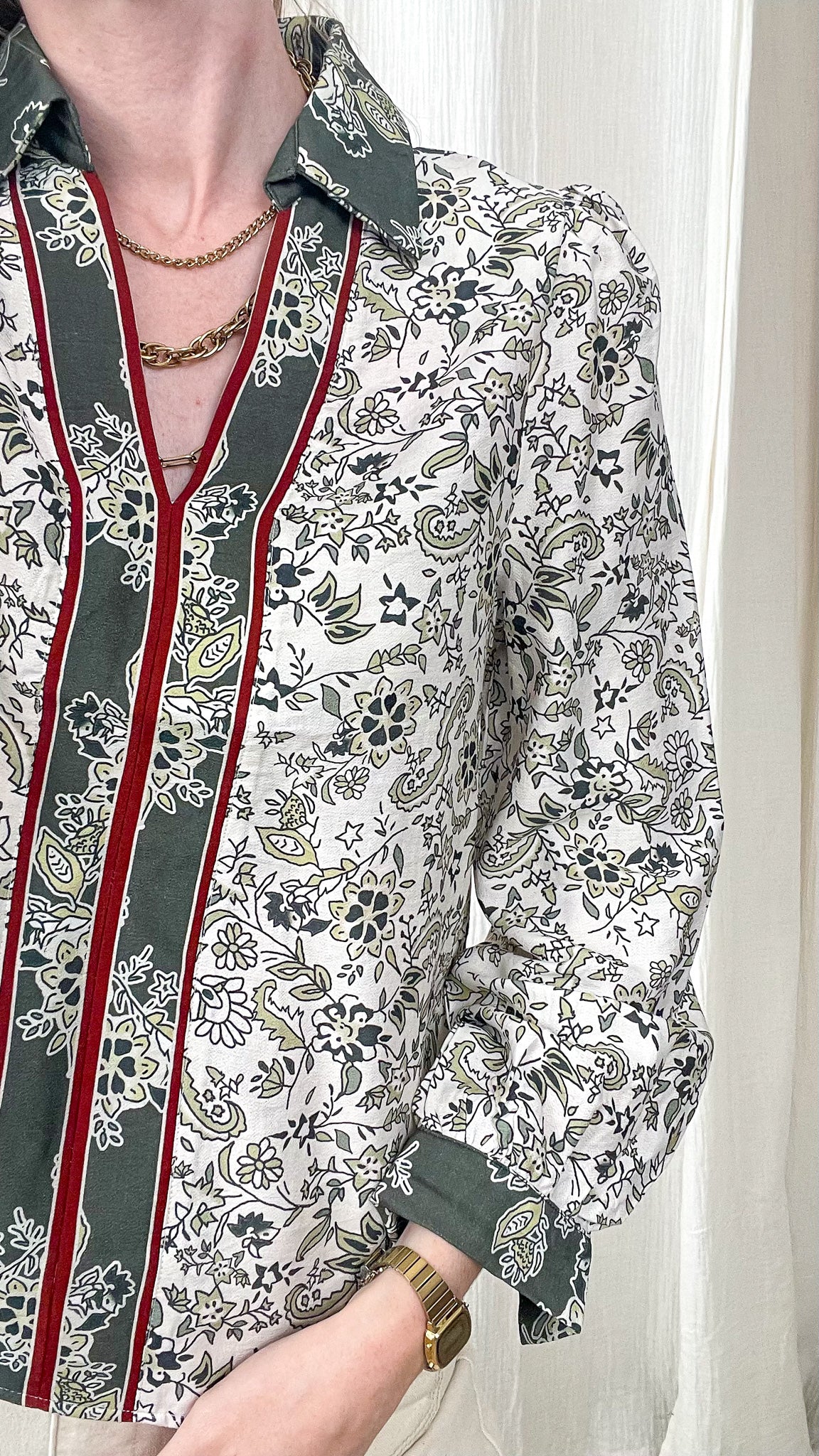 Chemise Lucie fluide imprimé floral vert et écru avec détails bordeaux style bohème chic femme