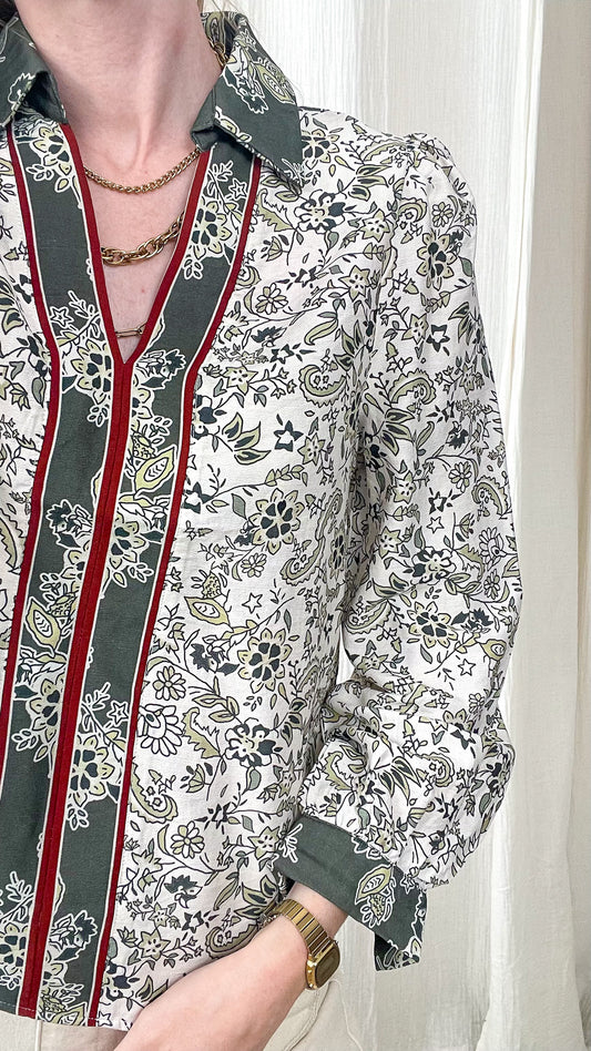 Chemise Lucie fluide imprimé floral vert et écru avec détails bordeaux style bohème chic femme