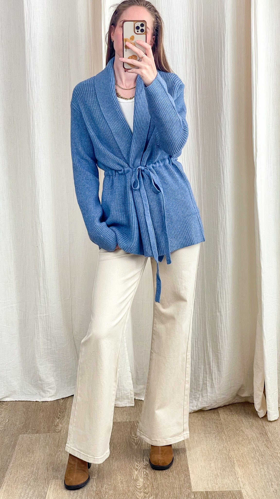 Gilet bleu ciel en maille côtelée avec ceinture à nouer, coupe longue et col châle, style casual chic femme
