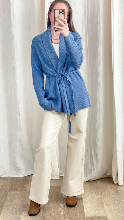 Gilet bleu ciel en maille côtelée avec ceinture à nouer, coupe longue et col châle, style casual chic femme