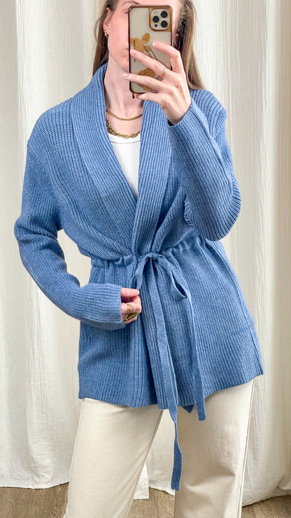 Gilet femme bleu ciel en maille côtelée avec ceinture à nouer, coupe longue et col châle style casual chic