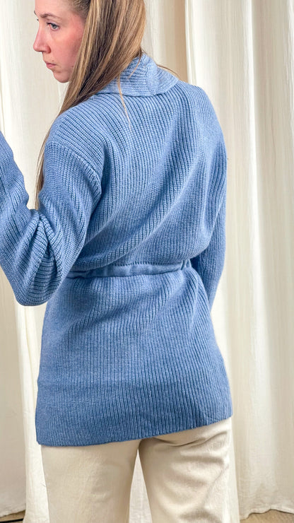 Gilet Louise bleu ciel côtelé avec ceinture à nouer dos femme coupe oversize hiver
