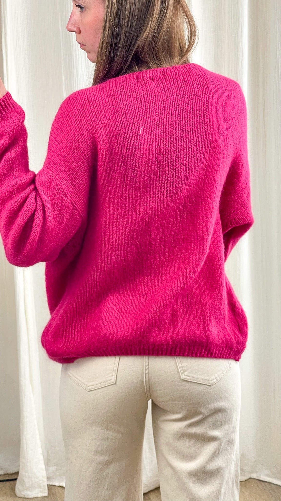 Gilet rose fuchsia en kid mohair coupe oversize femme, maille douce et légère porté avec jean écru
