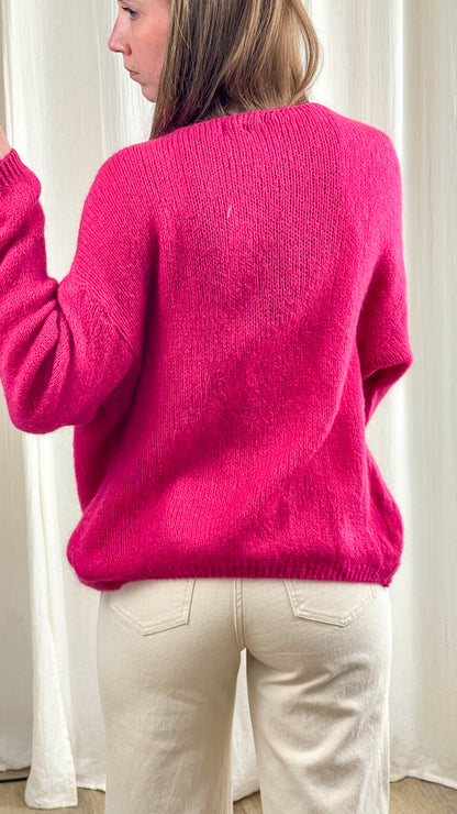 Gilet rose fuchsia en kid mohair coupe oversize femme, maille douce et légère porté avec jean écru
