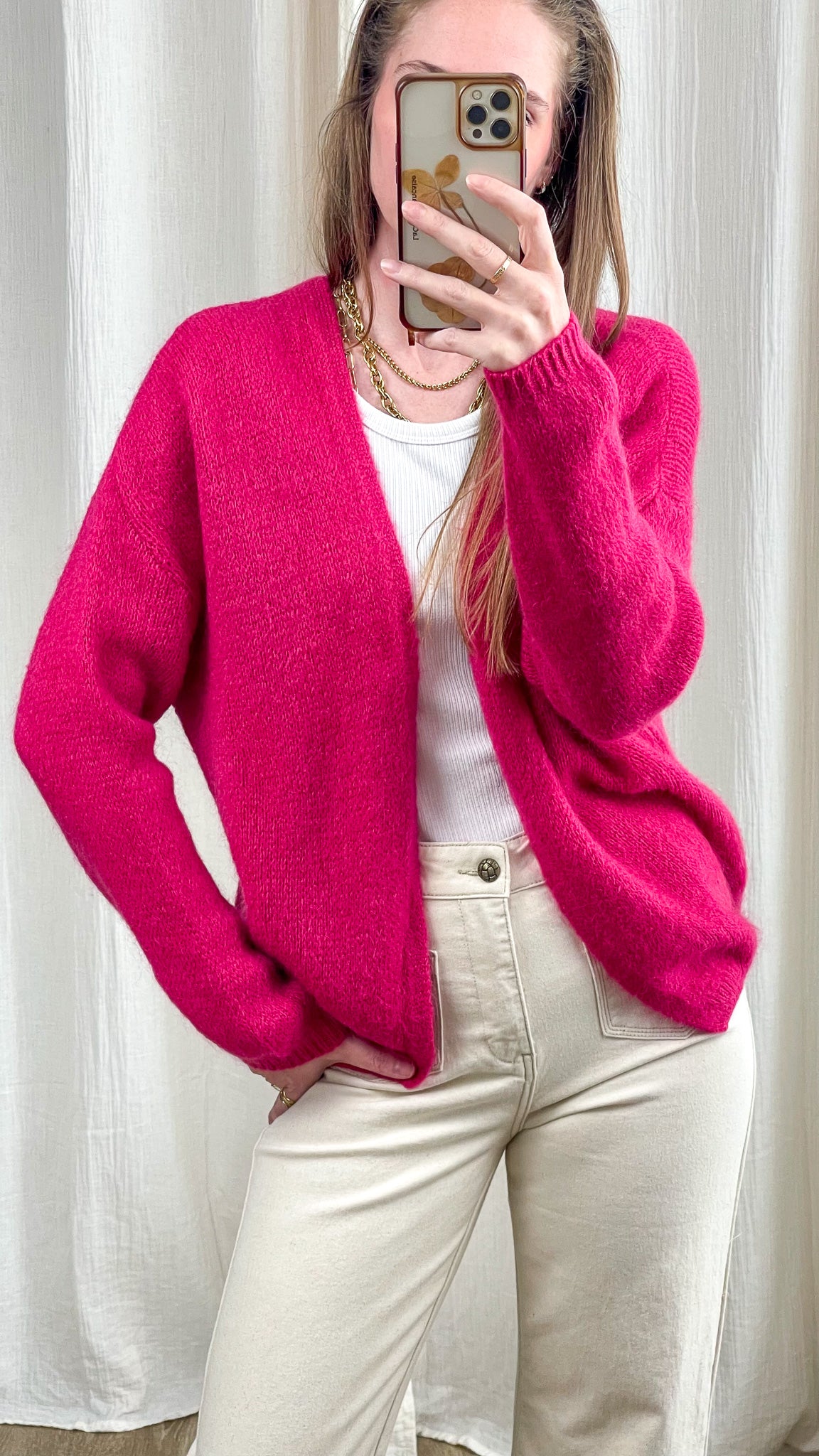 Gilet rose fuchsia en kid mohair femme coupe oversize sans boutons porté sur top blanc et jean écru