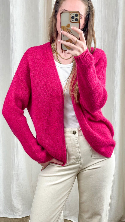 Gilet rose fuchsia en kid mohair femme coupe oversize sans boutons porté sur top blanc et jean écru