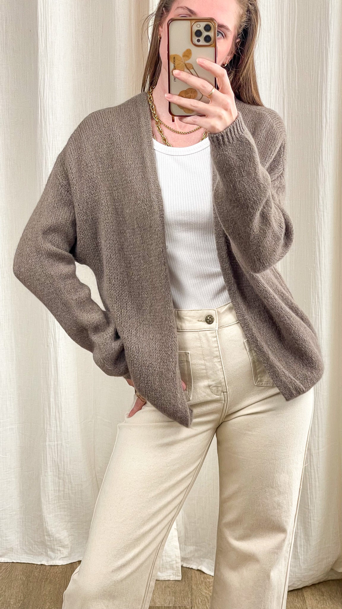 Gilet ouvert kid mohair taupe femme coupe oversize manches longues porté sur t-shirt blanc et jean écru