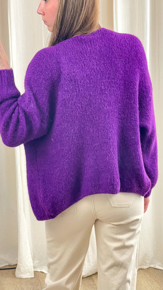 Gilet violet en maille mohair oversize femme porté de dos avec pantalon beige taille haute