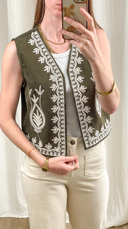 Gilet boléro sans manches kaki broderies blanches ethniques femme style bohème chic