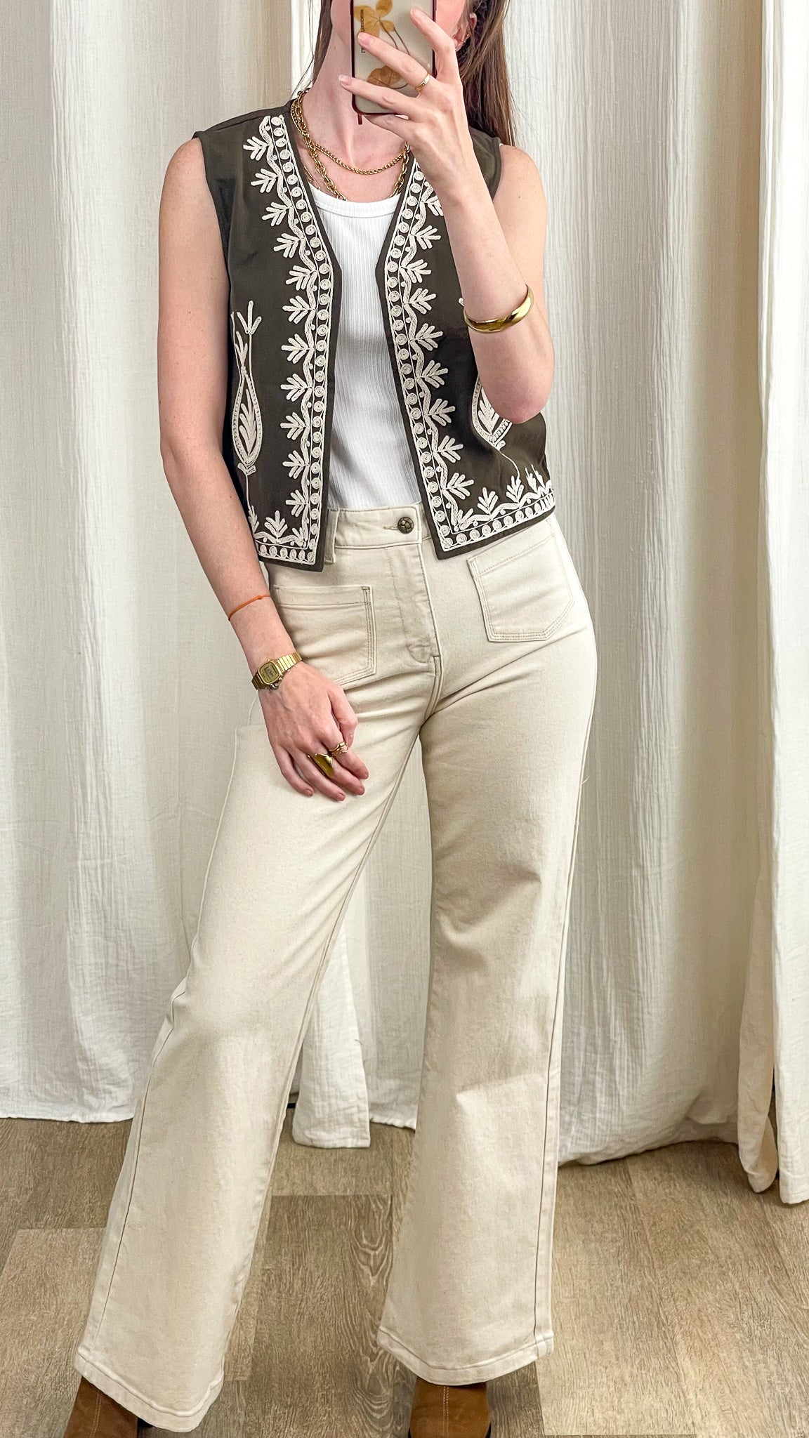 Gilet boléro sans manches kaki broderies blanches ethniques femme style bohème chic