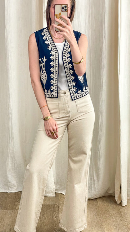 Gilet boléro bleu marine broderies blanches ethniques sans manches femme style bohème chic