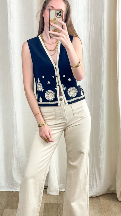 Gilet sans manches bleu marine broderies blanches style bohème femme, encolure V et bordures contrastantes