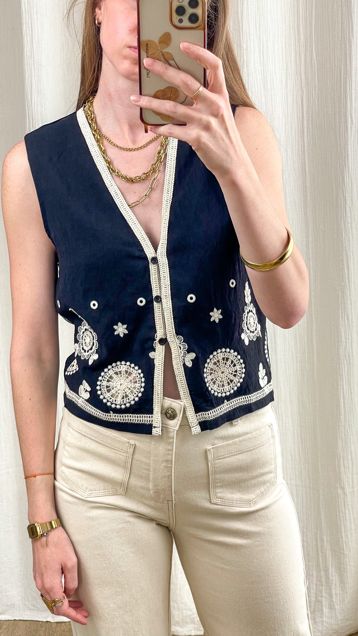 Gilet sans manches bleu marine broderies blanches ethniques femme style bohème chic