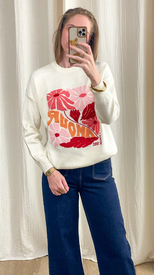 Pull femme écru broderie florale rose rouge style vintage col rond coupe oversize