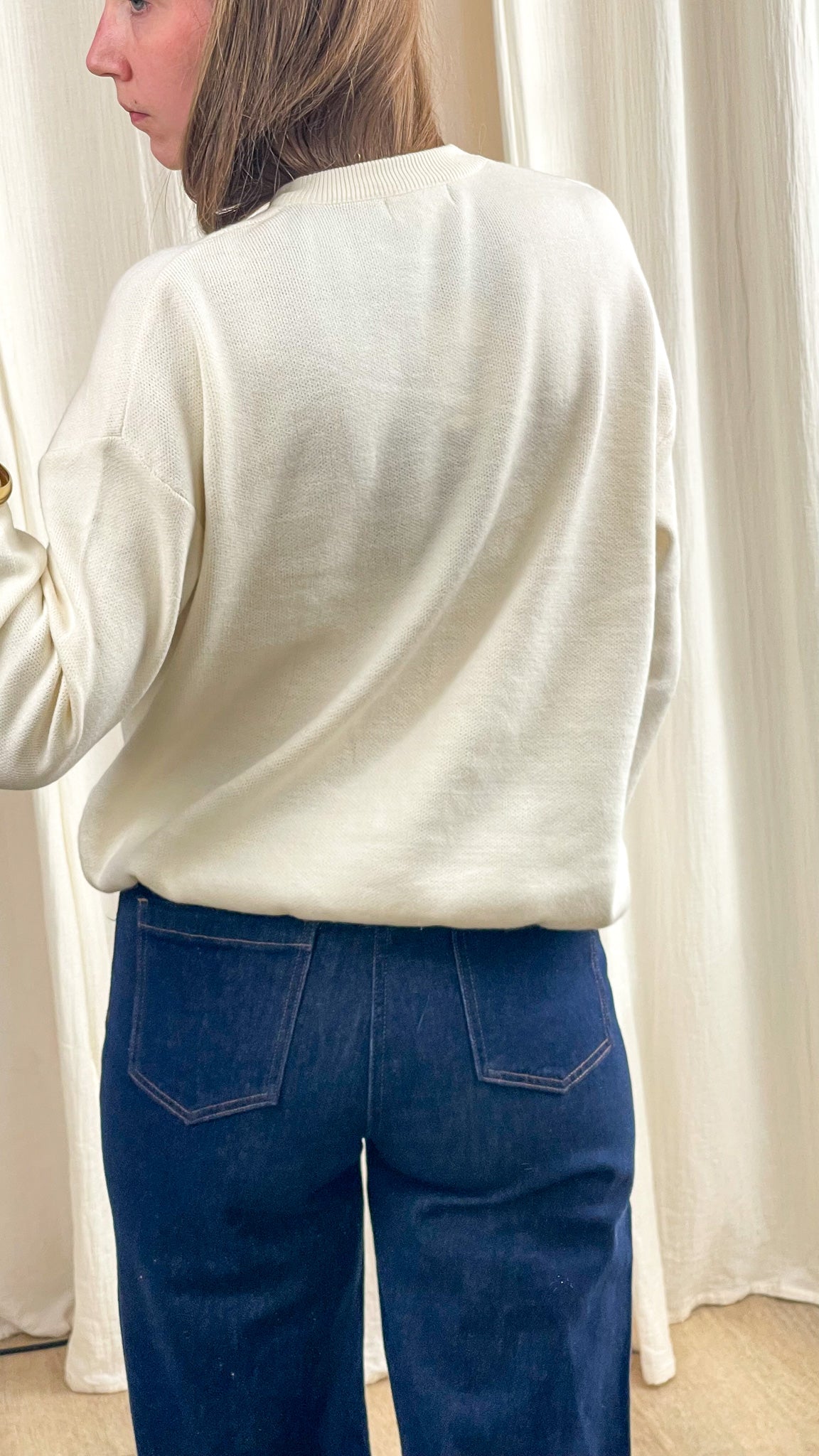 Pull Becky écru en maille fine col rond coupe décontractée porté avec jean taille haute femme