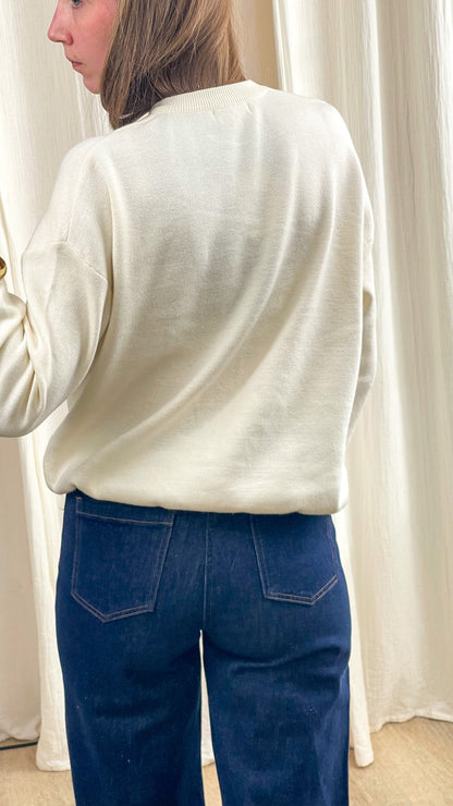Pull Becky écru en maille fine col rond coupe décontractée porté avec jean taille haute femme