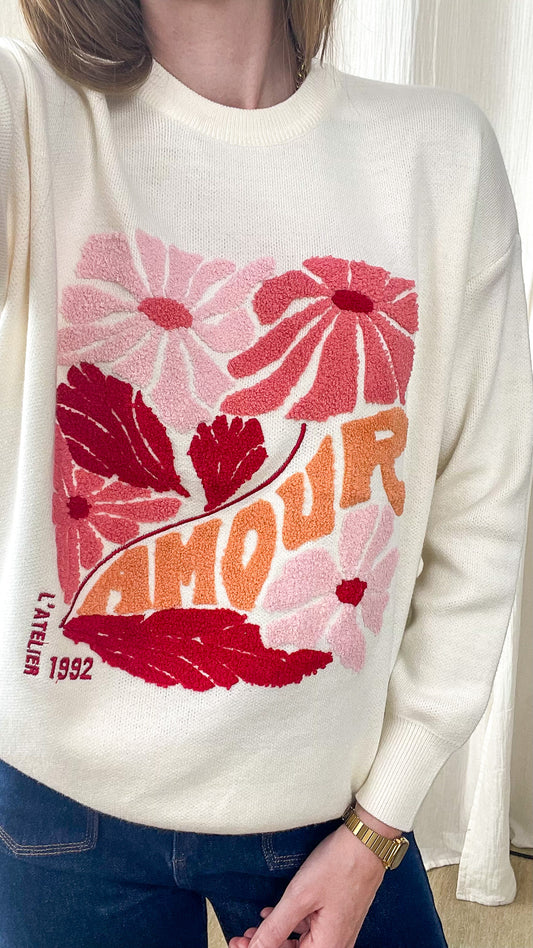 Pull femme écru motif floral brodé AMOUR tons rose corail rouge style romantique L'Atelier 1992